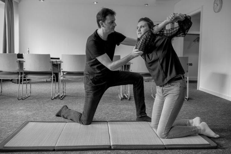Séance de coaching postural Balance at Work en entreprise — travail sur les épaules