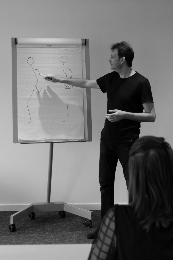 Stéphane, coach postural et fondateur de Balance at Work, guidant un exercice Taisô en entreprise